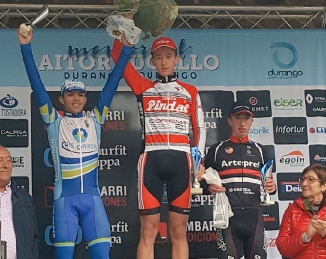 Alejandro Franco (d) en el tercer cajón del podio de Durango.