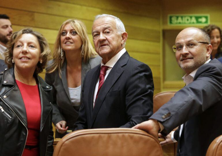 El portavoz del PSdG-PSOE, José Luís Méndez Romeu, junto a diputados de su grupo al comienzo del debate de política general en el Parlamento de Galicia