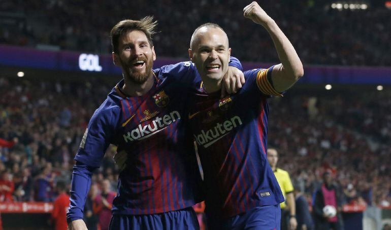 Iniesta celebra su gol en la final de Copa junto a Lionel Messi.