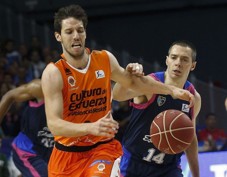 GR178. MADRID, 25/10/2015.- Javi Salgado (d), del Estudiantes, y Sam Van Rossom, del Valencia Basket, durante el partido disputado esta amañana en el Palacio de los Deportes de Madrid correspondiente a la tercera jornada de la liga Endesa. EFE/Paco Campos