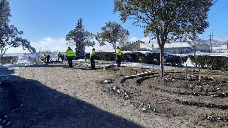 Jose Luis Herrero, director del programa mixto de formación y empleo,explica los trabajos que mejora del espacio de la iglesia de la Cuesta