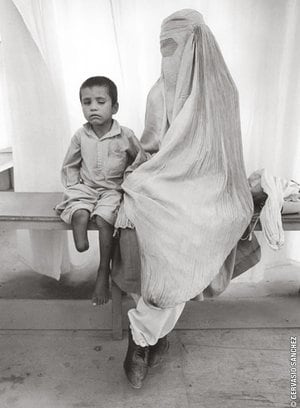 Gervasio Sánchez, con un reconocimiento mundial a su trayectoria como cronista de los conflictos más cruentos del planeta, ha cedido una de las fotografías más conocidas dentro de su proyecto Vidas Minadas. Se titula &quot;Niño herido con su madre&quot; y fue tomada en Kabul, Afganistán, en agosto de 1996