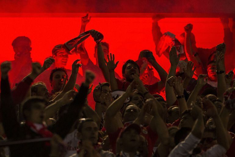 Aficionados del Benfica durante el choque ante el Atlético en el Calderón.