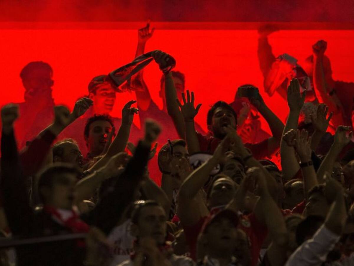 La UEFA multa al Atlético de Madrid y al Benfica por el partido de las bengalas