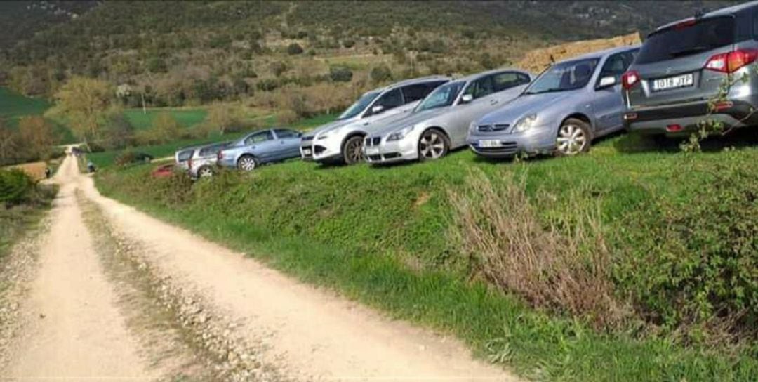 Coches aparcados en los cultivos de los agricultores el pasado 2 de abril 