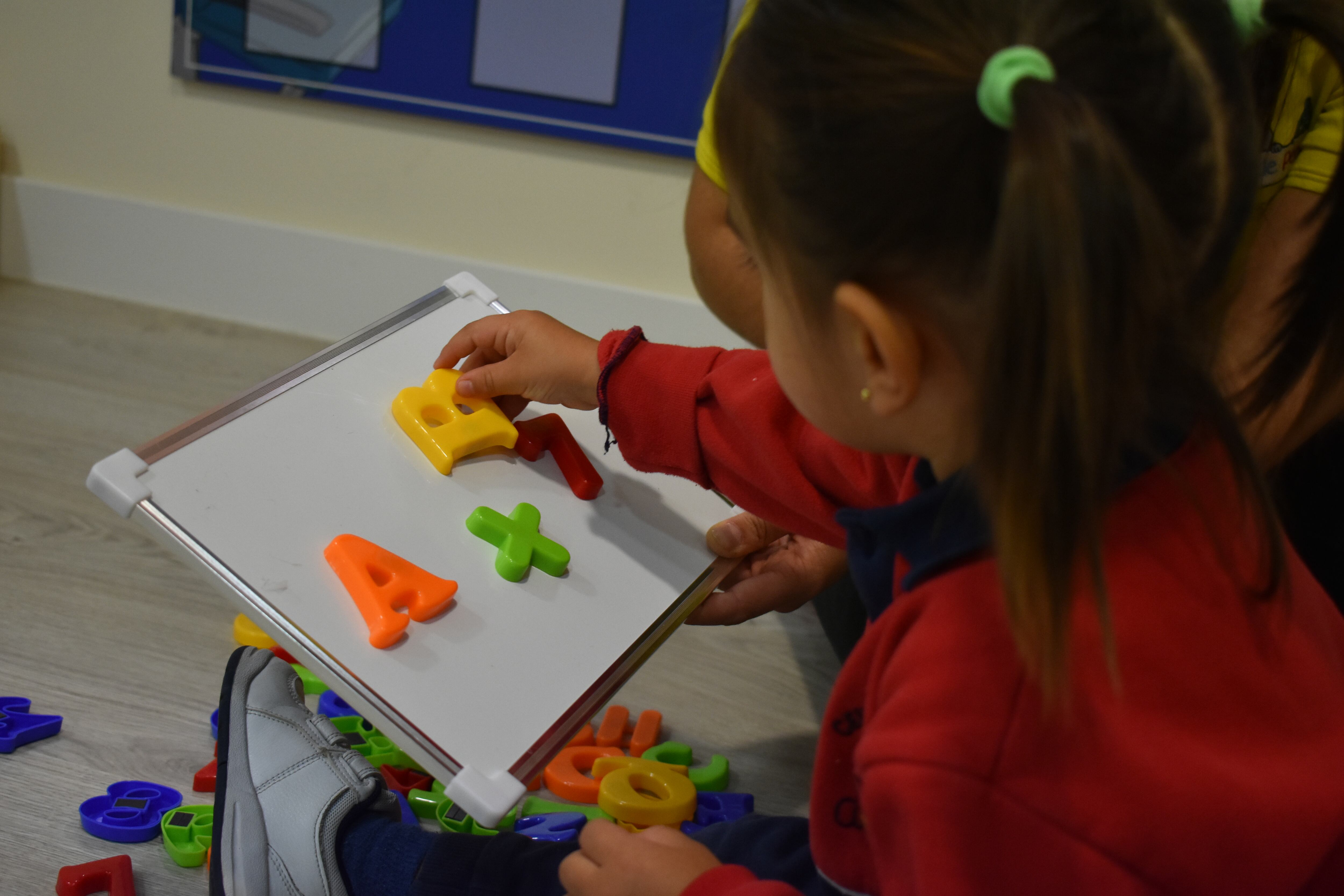 Niños jugando y aprendiendo con las pizarras magnéticas