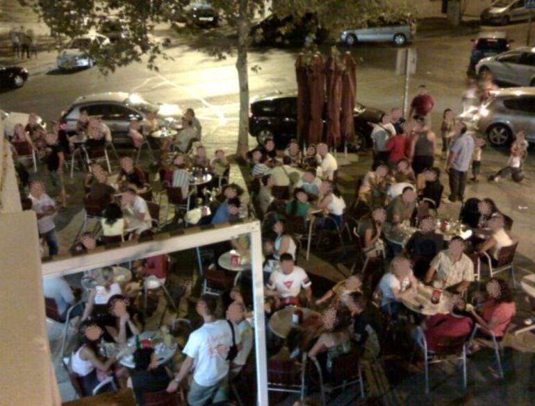 Aspecto de una de las noches de terrazas en el barrio malagueño de Teatinos