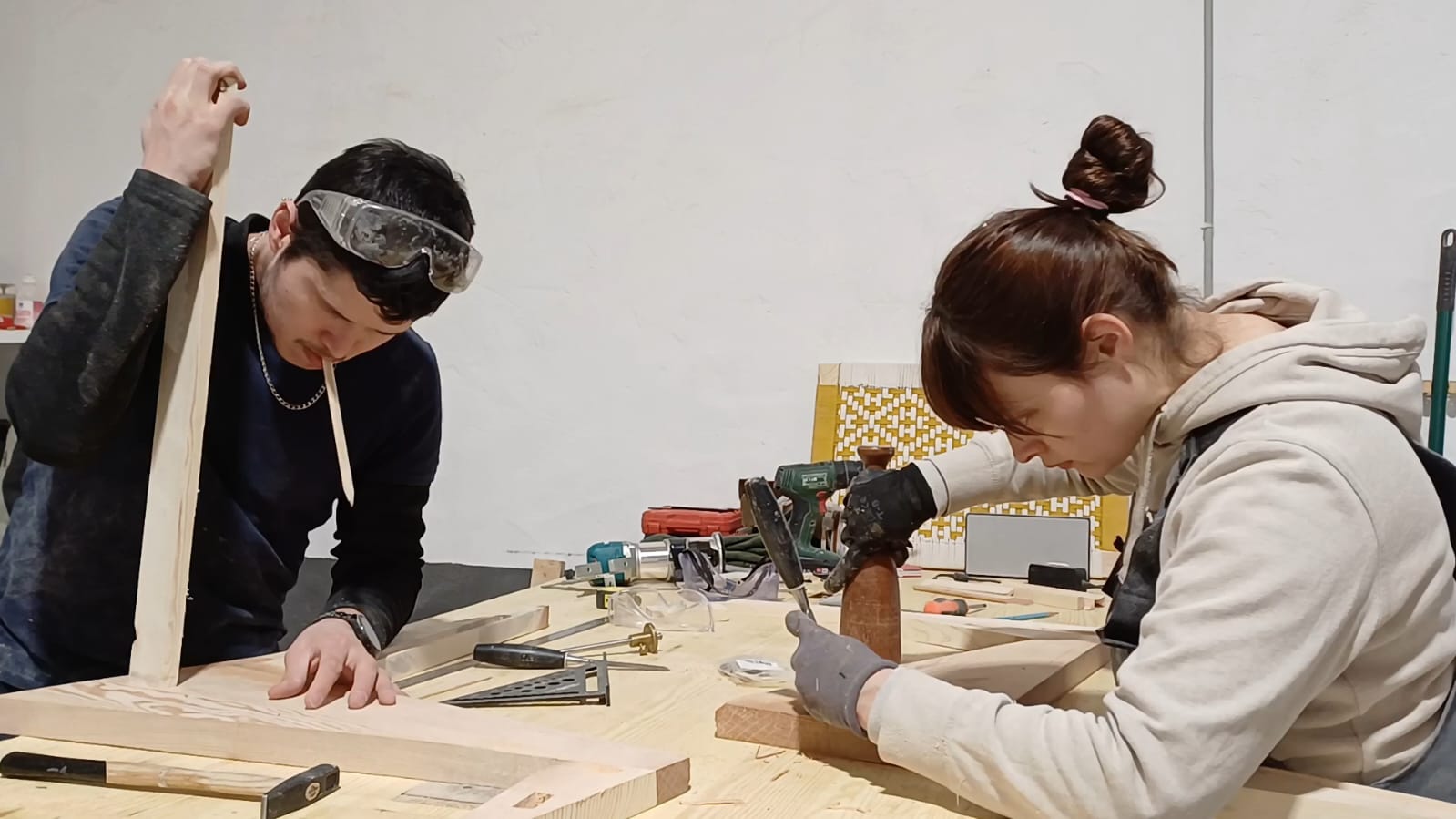 Carlos Javier Pérez Barrera y Daniela García Valladares en su taller de Arcas (Cuenca).