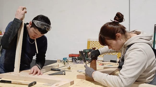 Carlos Javier Pérez Barrera y Daniela García Valladares en su taller de Arcas (Cuenca).
