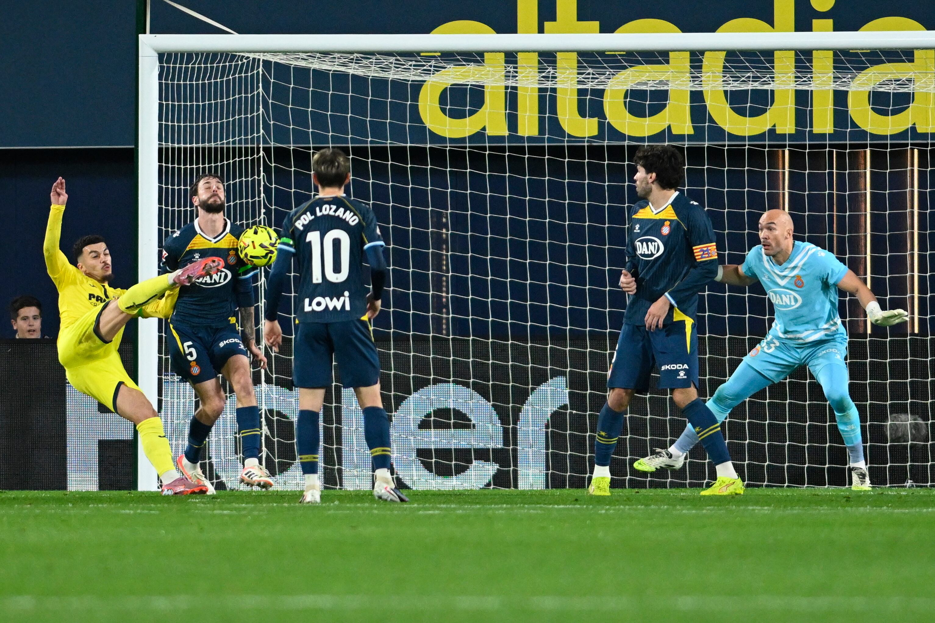VILLARREAL (CASTELLÓN), 09/02/2026.- El delantero francés del Villarreal Georges Mikautadze (i) remata a puerta para marcar su gol, primero del equipo valenciano, durante el partido de la jornada 23 de LaLiga que Villarreal CF y RCD Espanyol disputan este lunes en el estadio de La Cerámica. EFE/Andreu Esteban