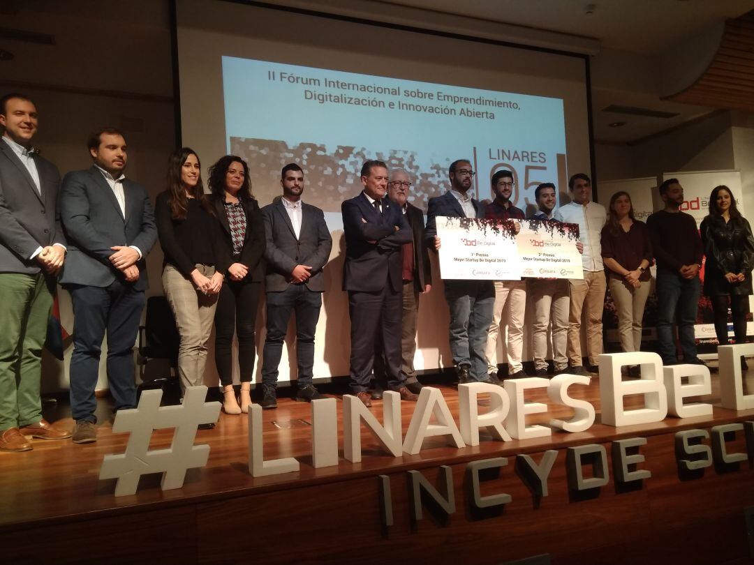 Los premiados, con el resto de finalistas y el alcalde, Raúl Caro, junto con el presidente de la Cámara, José María Villén.