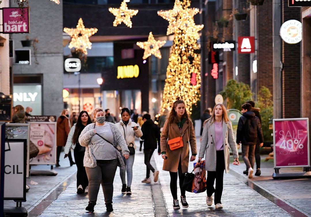 Un grupo de personas, de compras en Holanda. 