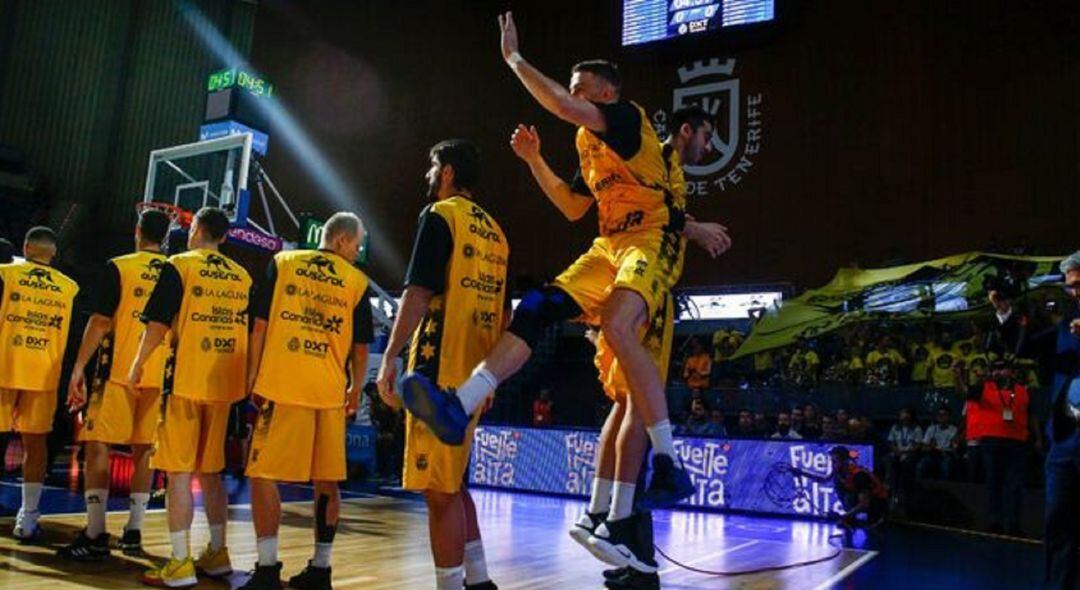 Presentación del equipo en un partido disputado en el Santiago Martín.
