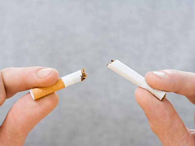 La imagen muestra un cigarro partido por la mitad en señal de protesta