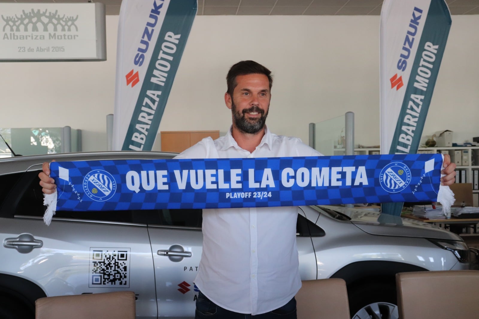 David Sánchez posando con la bufanda del Xerez DFC