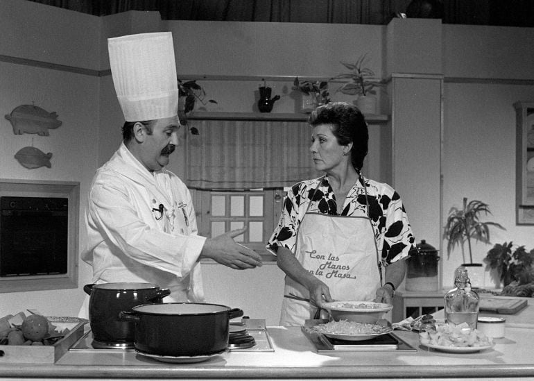 Elena Santonja, presentadora del espacio gastronómico de Televisión Española, &quot;Con las manos en la masa&quot;, en abril de 1987.