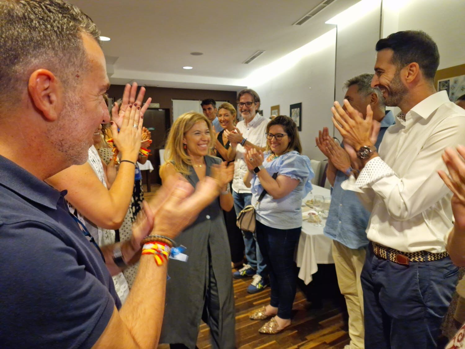 Cargos y colaboradores del Partido Popular de Huesca aplauden a Ana Alós, que será diputada por la provincia tras ganar las elecciones / Javier Salas