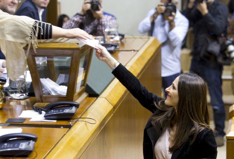 La presidententa saliente del Parlamento Vasco y candidata a la reelección, Bakartxo Tejería, vota durante la elección de la nueva mesa de la Cámara, en el pleno de constitución de la XI Legislatura. EFE.David Aguilar