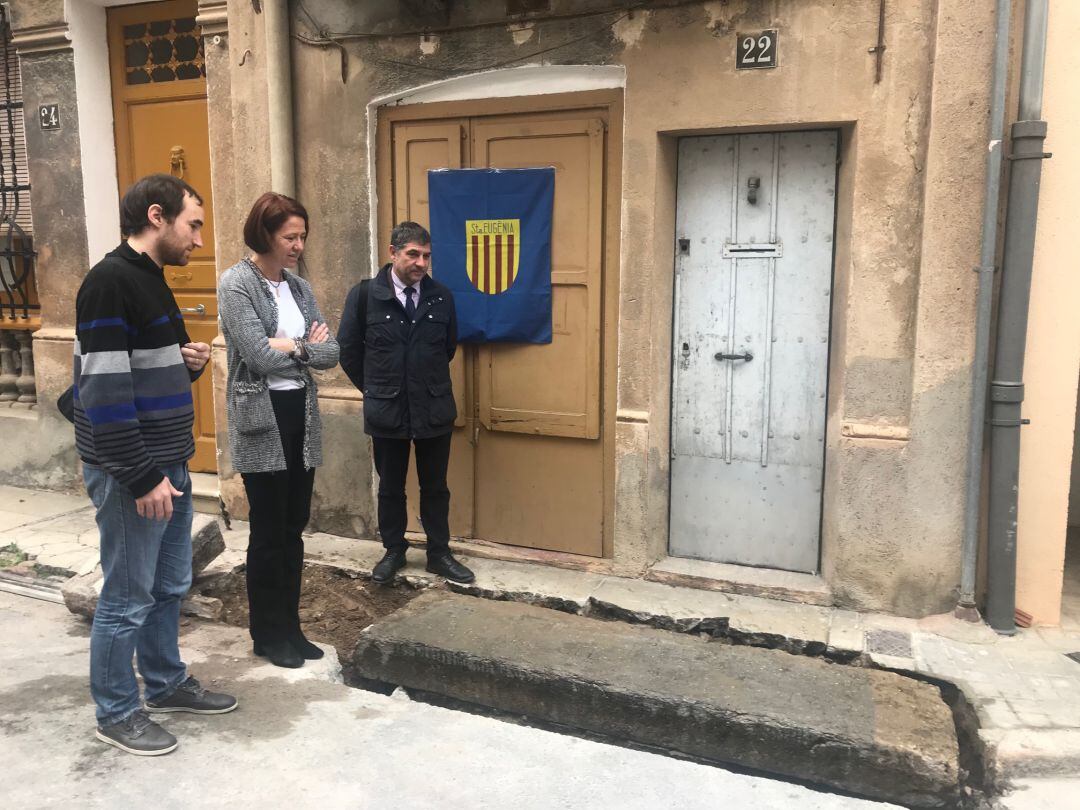 Un veí de Santa Eugènia ensenya la inscripció de la llosa a l'alcaldessa de Girona, Marta Madrenas, i al regidor d'urbanisme, Joan Alcalà