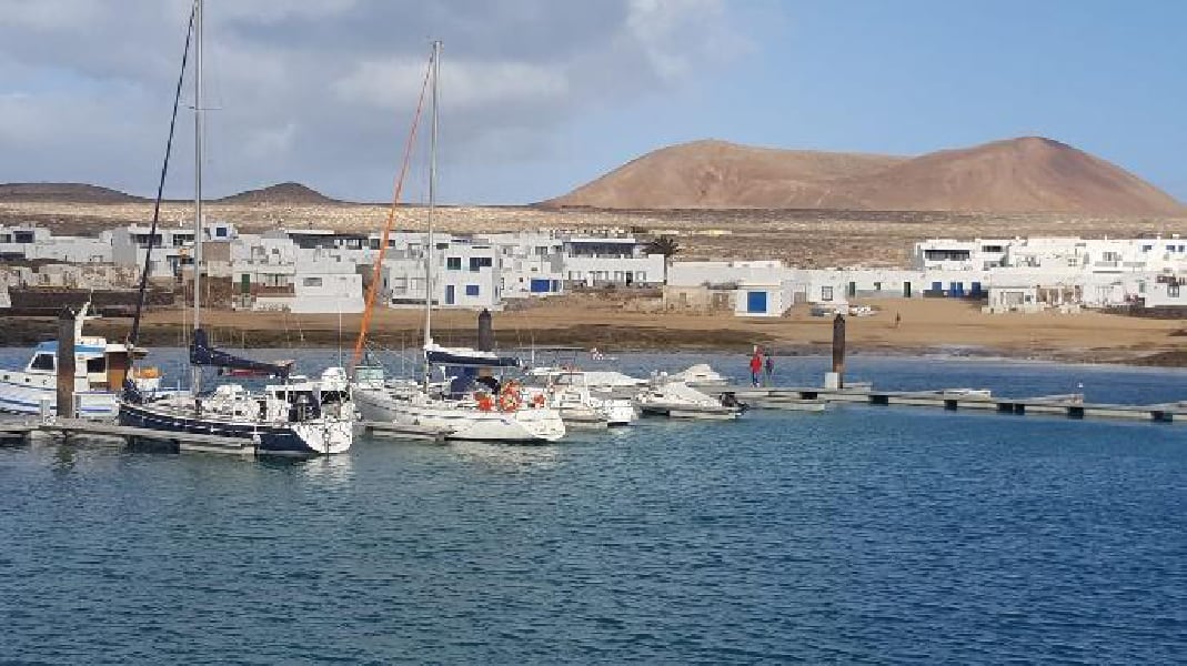 Vista de la playa de Caleta del Sebo, en La Graciosa, desde lo pantalanes del puerto.