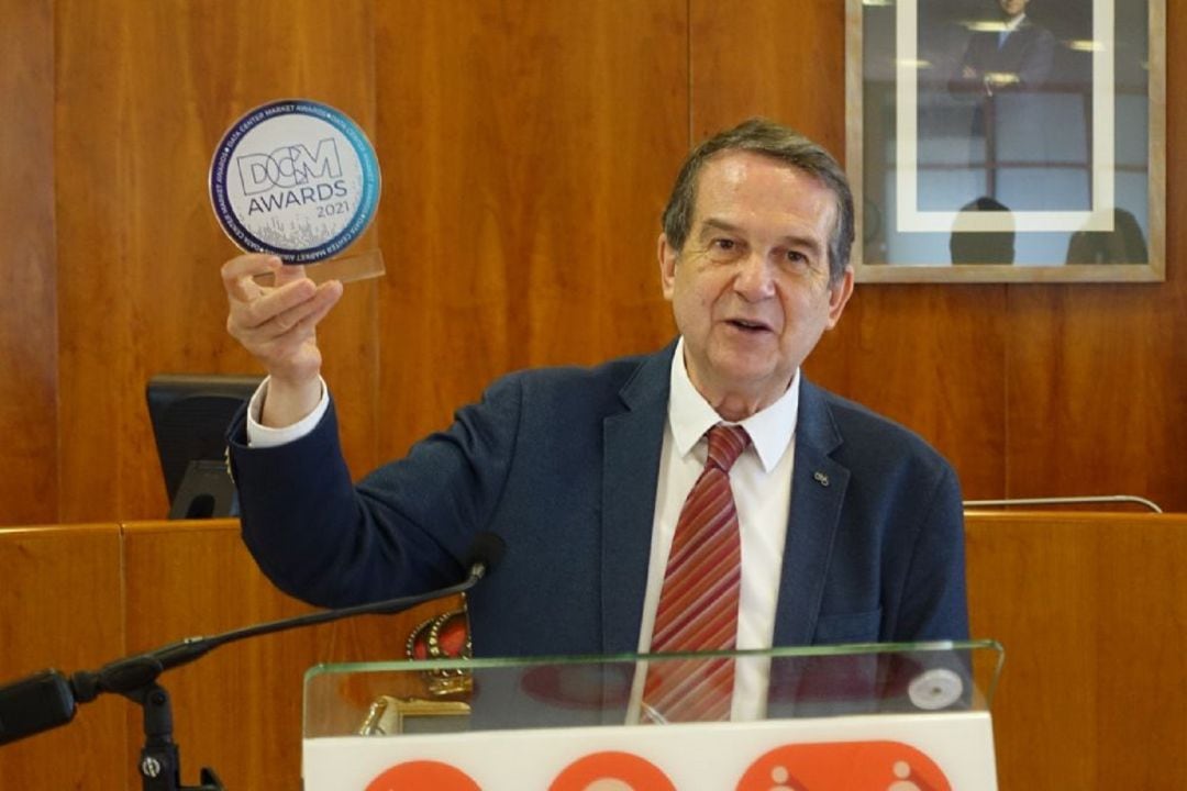 Abel Caballero con el galardón