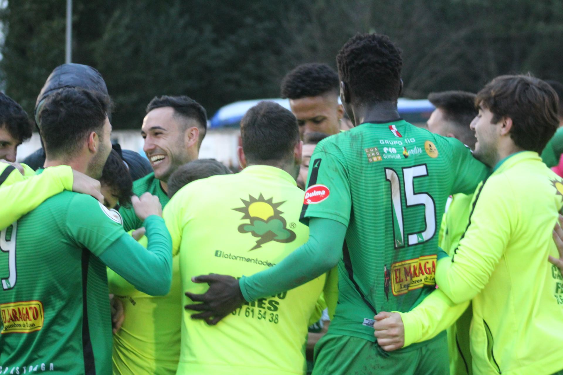 Los jugadores del Astorga celebran la victoria / Isaac Llamazares