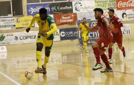&Aacute;ngel Bingyoba controla el bal&oacute;n durante el partido.