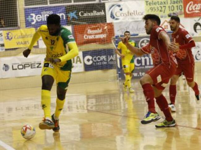 Ángel Bingyoba controla el balón durante el partido.