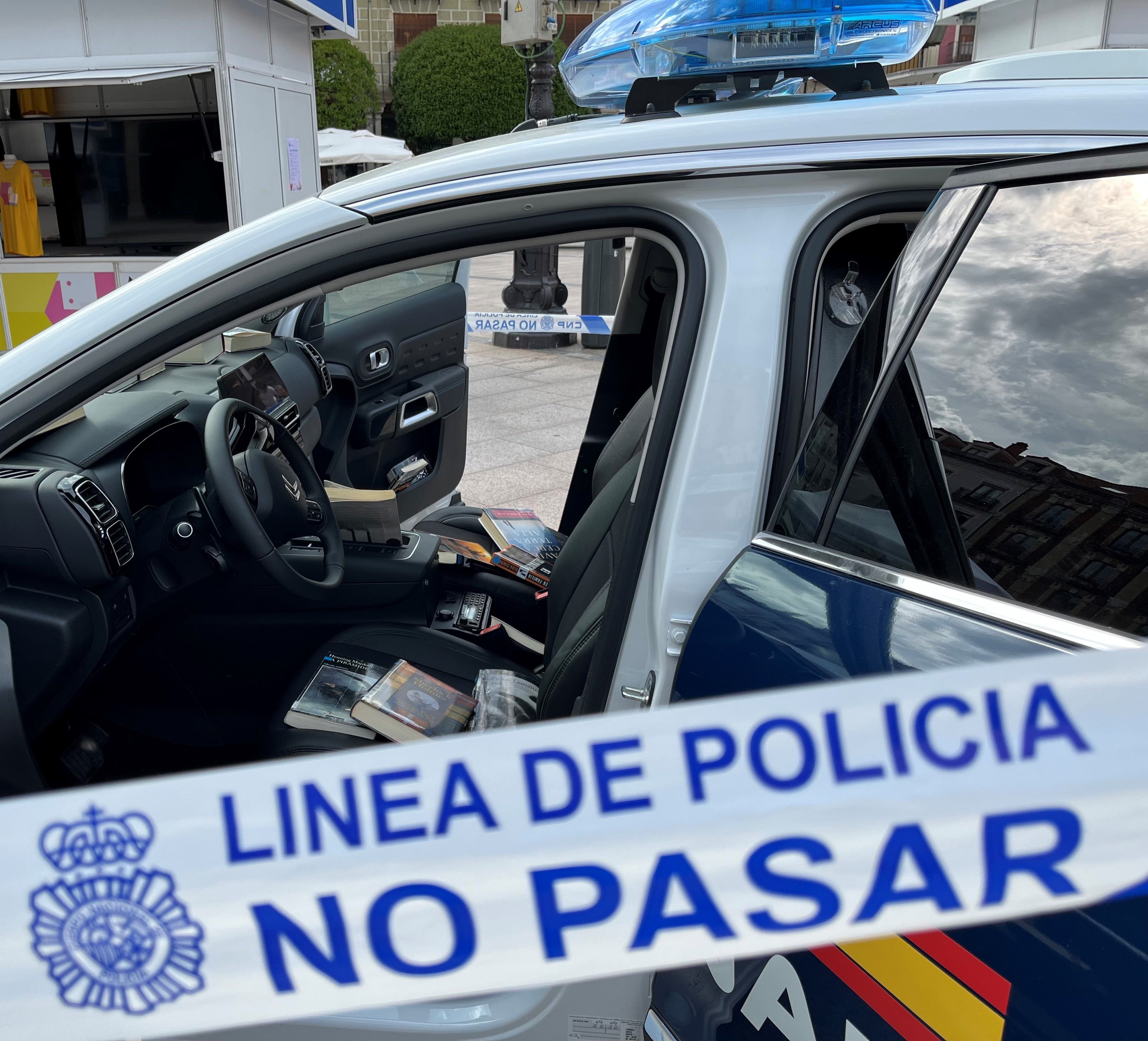 Vehículo policial en la Feria del Libro de Burgos