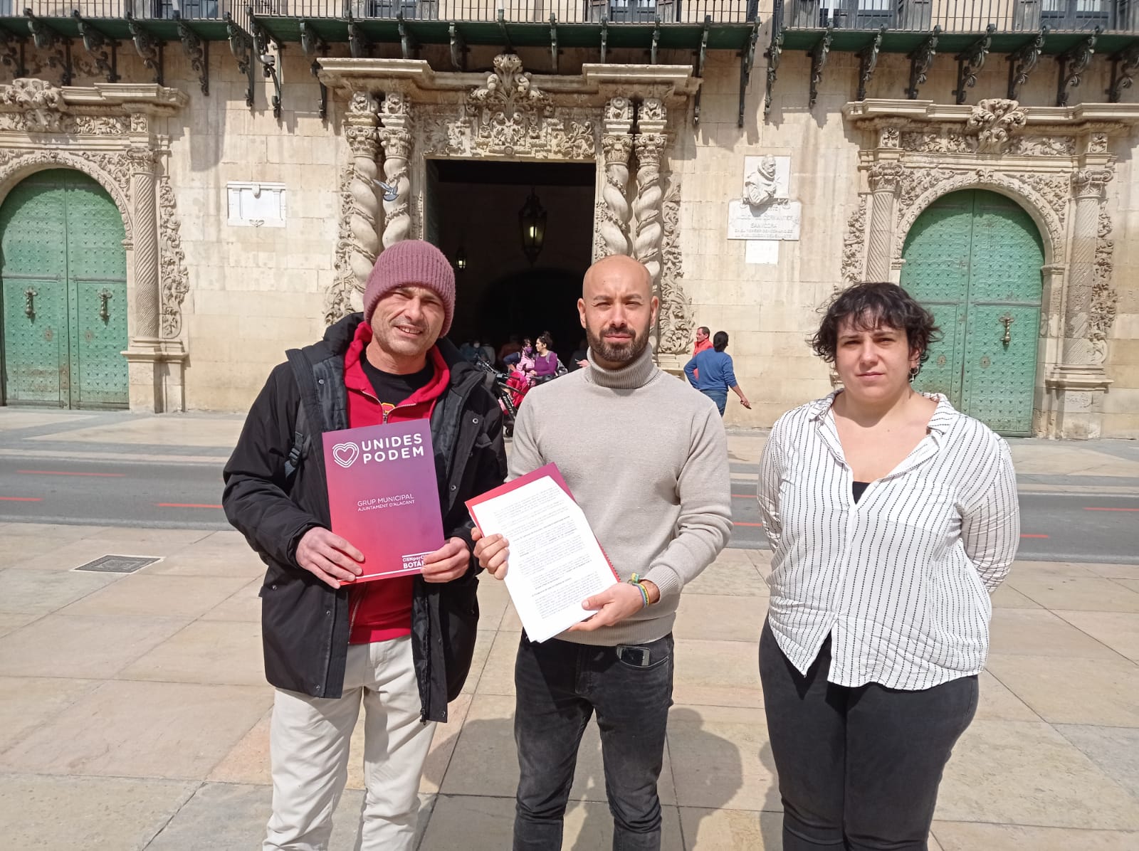 El diputado Txema Guijarro con los ediles de Unidas Podemos en Alicante