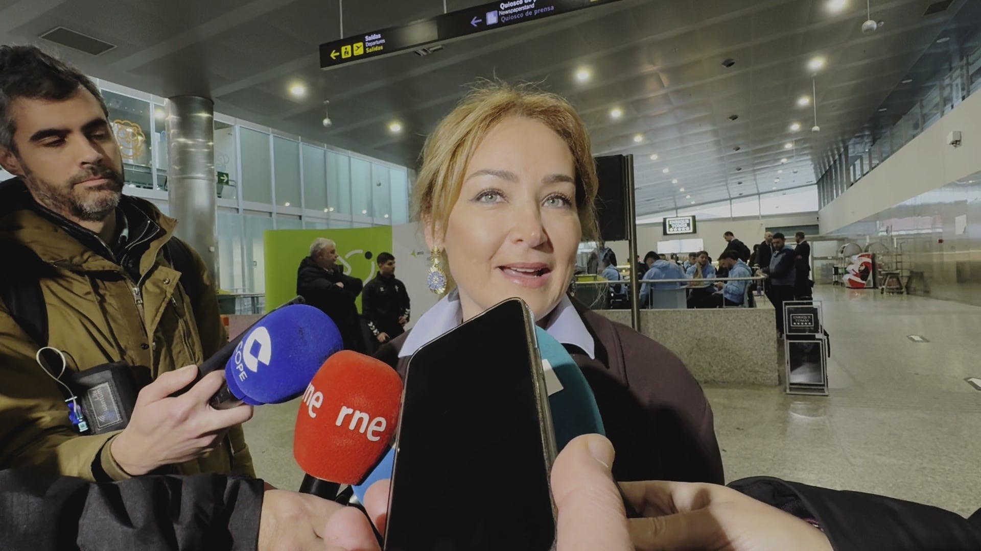Marián Mouriño atendiendo a los medios.