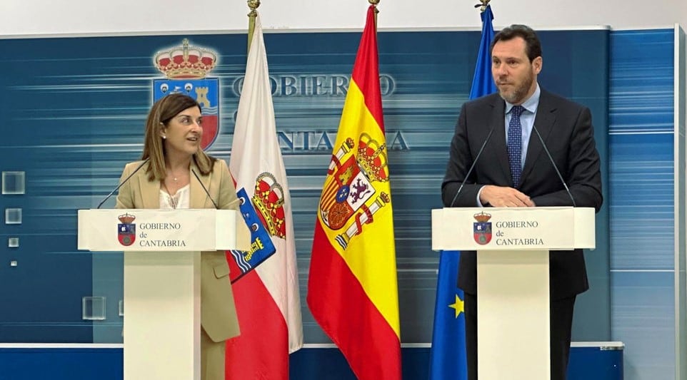 El Ministro de Transportes junto a la Presidenta de Cantabria tras su primer reunión oficial.