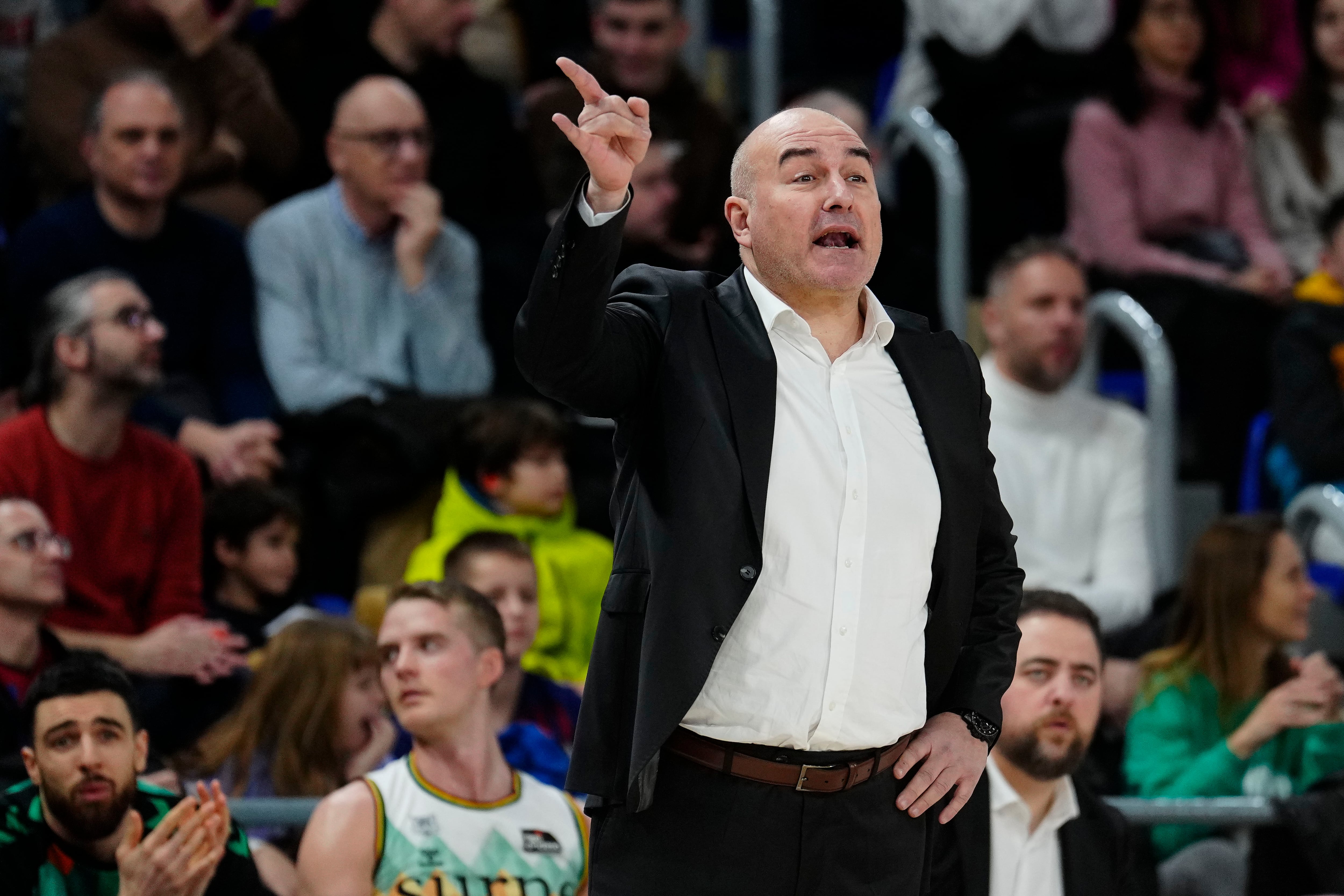 El entrenador del Surne Bilbao, Jaume Ponsarnau, durante el partido correspondiente a la fase regular de la Liga Endesa entre el Barça y el Surne Bilbao. EFE/Enric Fontcuberta