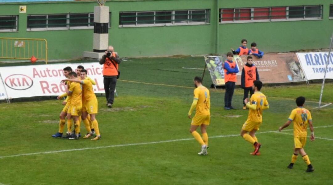 Los jugadores del Compos celebran el gol marcado por Brais Abelenda en O Couto