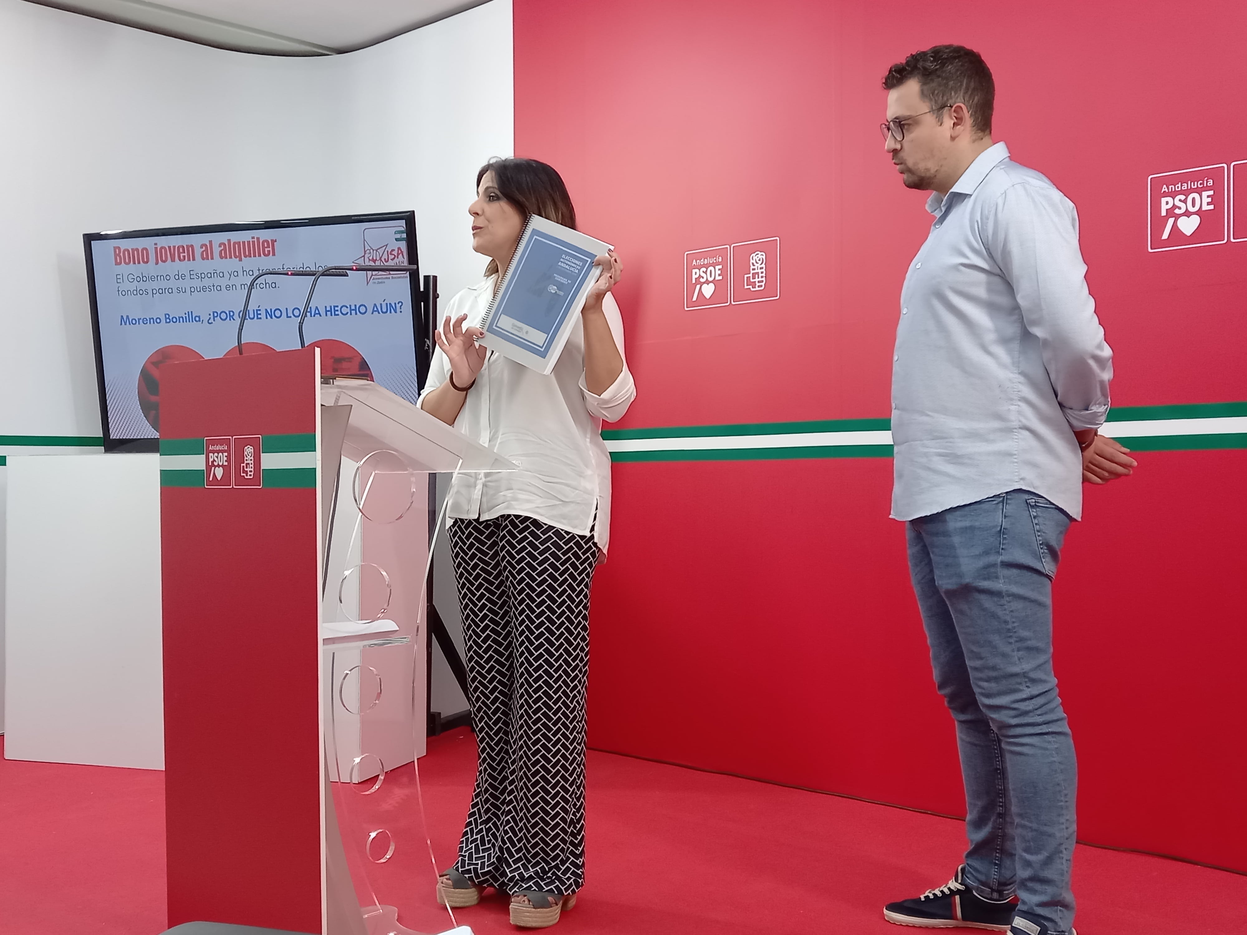 Ángeles Férriz, candidata número uno del PSOE por Jaén a las elecciones andaluzas con el programa del PP en la mano y Lázaro Martínez, secretario general de las Juventudes Socialistas de Jaén.