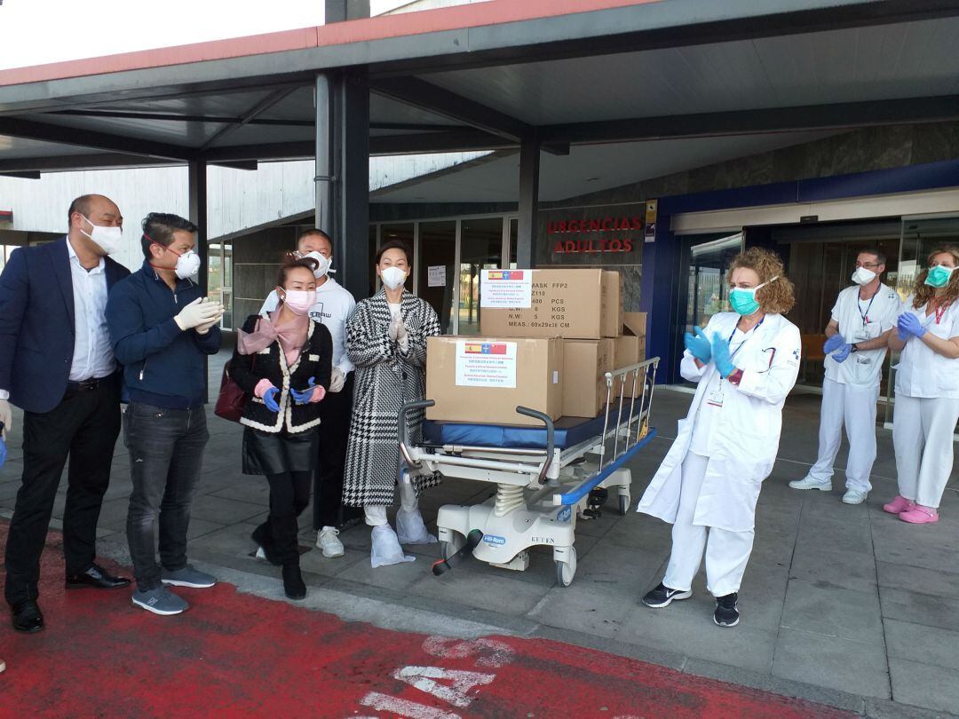 Entrega del material a las puertas del HUCA.