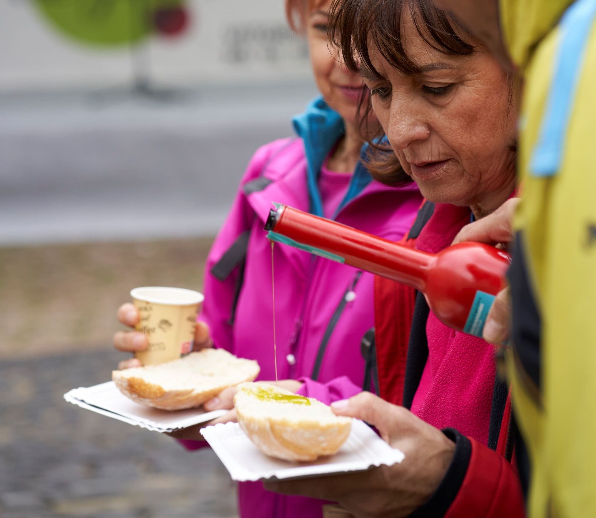 Público degustando AOVE de Jaén en la Fiesta del Primer Aceite de Vitoria.