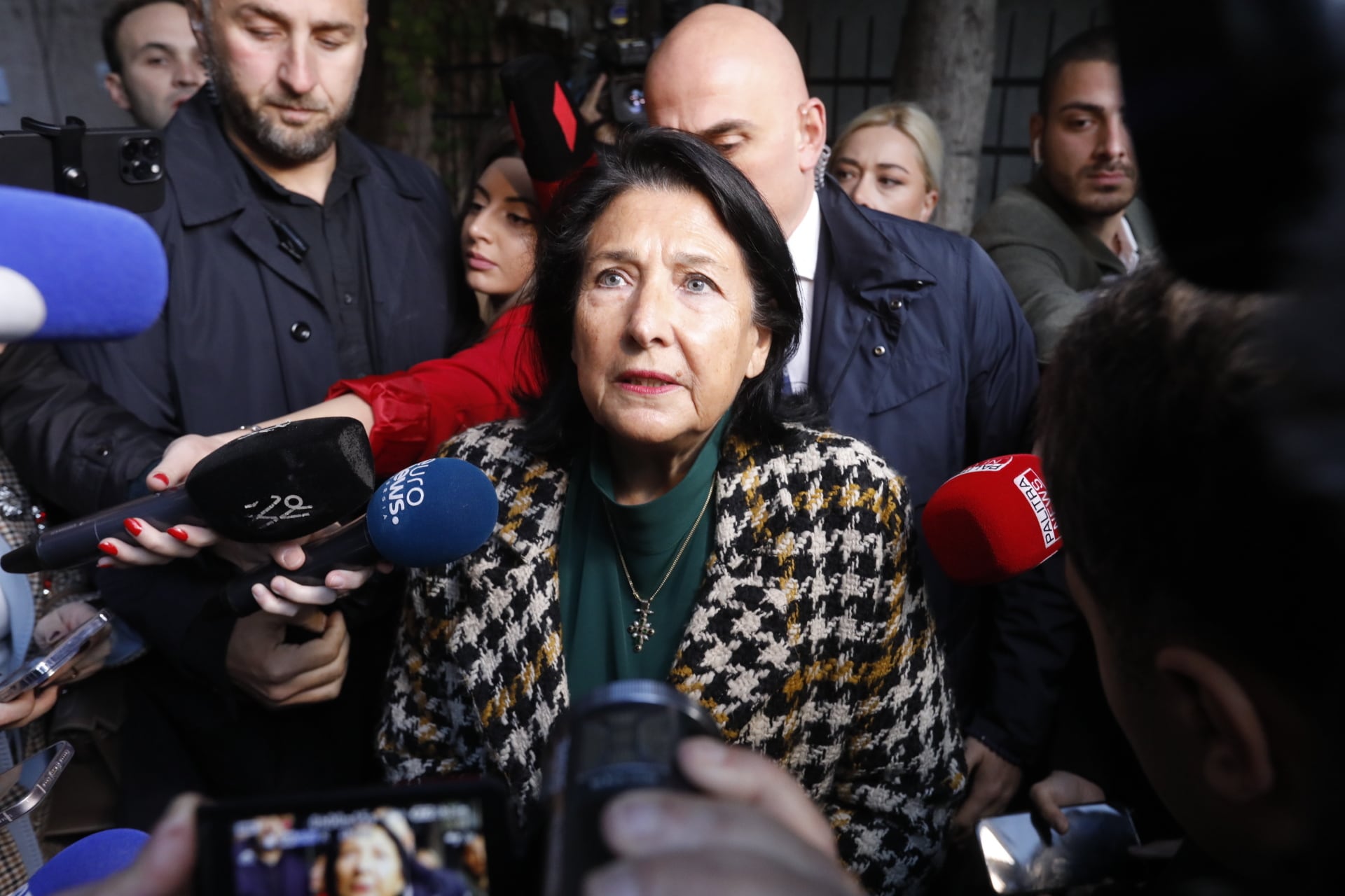 La presidenta de Georgia, Salome Zurabishvili, habla con la prensa justo después de votar este domingo