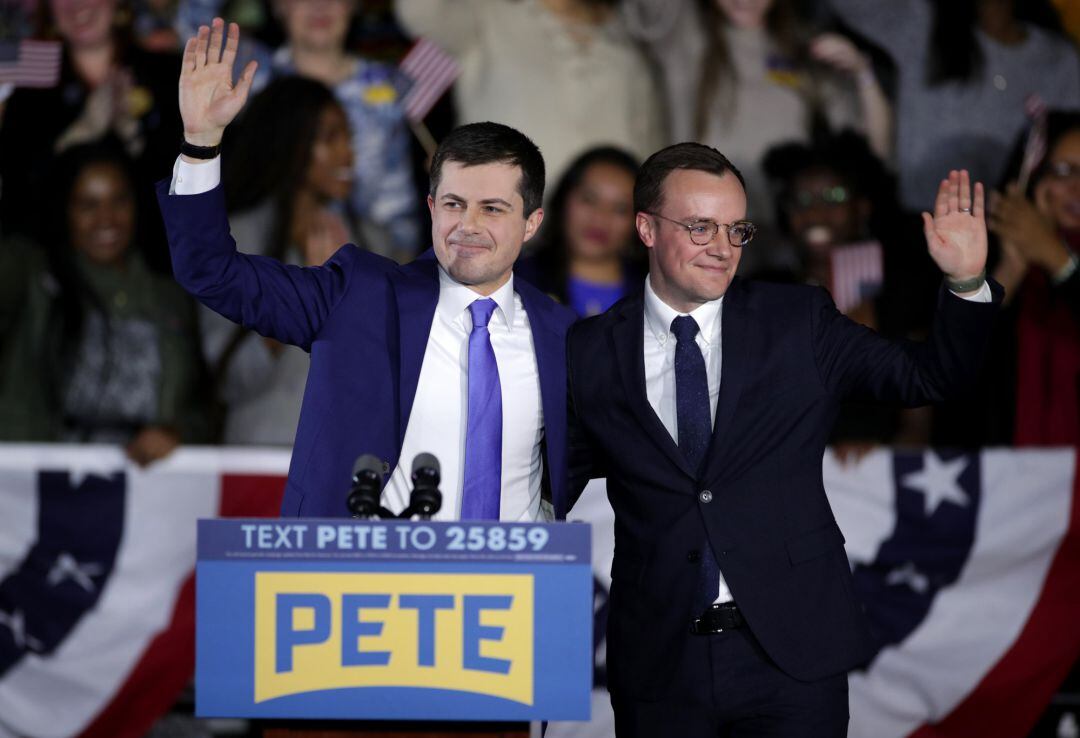 El candidato a las primarias demócratas Pete Buttigieg junto a su marido Chasten 