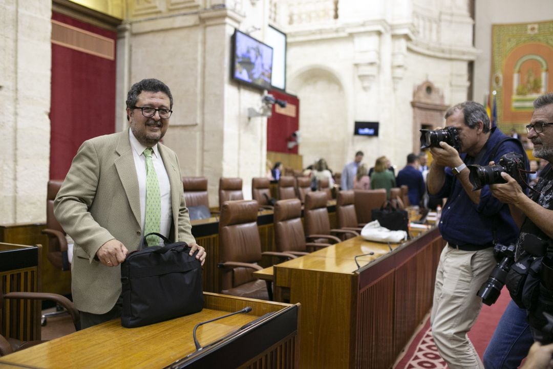 El líder del Grupo Parlamentario Vox, Francisco Serrano, en el Pleno del Parlamento andaluz