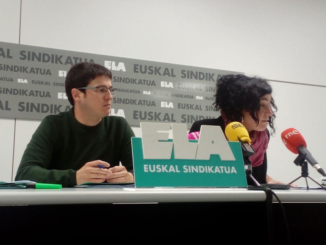 Imanol Pascual, coordinador de Ela en Navarra y Sonia Ontoria, de la Federación de Servicios Públicos del sindicato.