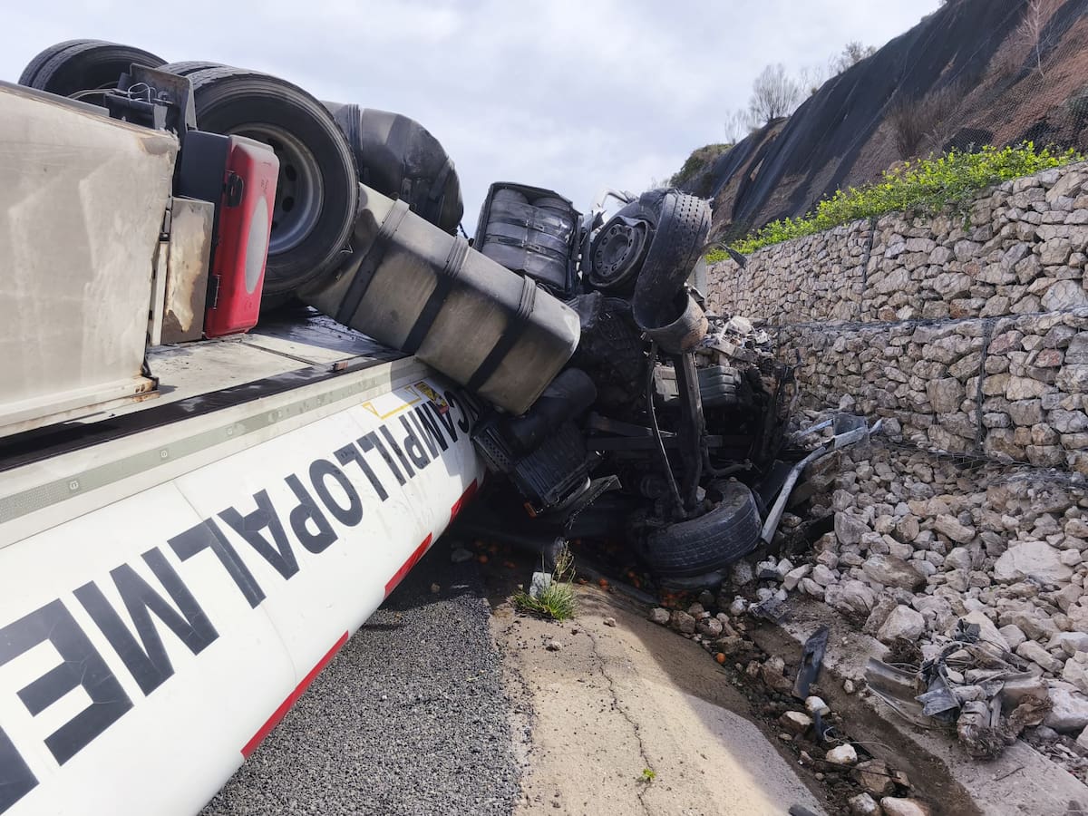 Un accidente en la A-3 en Minglanilla obliga a cortar la autovía en sentido Valencia