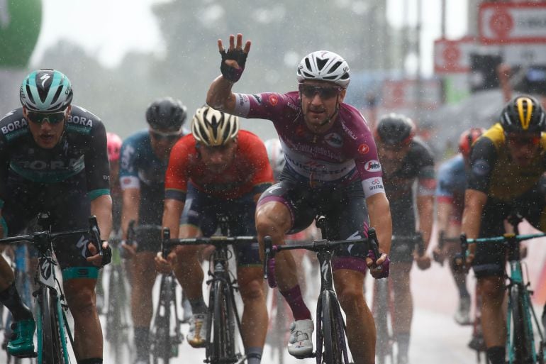 Viviani celebra su victoria en la decimoséptima etapa del Giro. 