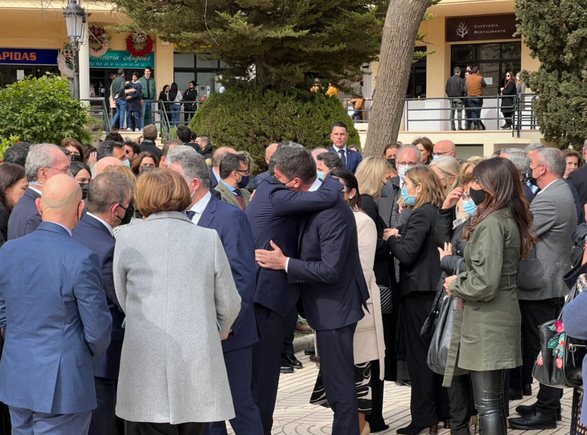 El presidente de la Junta de Andalucía, Juan Manuel Moreno, ha abrazo al vicepresidente, Juan Marín, a su llegada al cementerio de Málaga