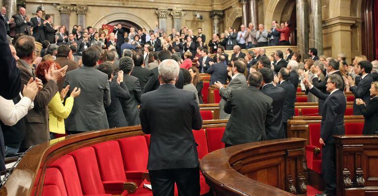 Aplaudiment dels diputats després de l&#039;aprovació a la cambra catalana, amb mirades entre el president Artur Mas, amb el dit gros alçat, i, el síndic aranès Carles Barrera