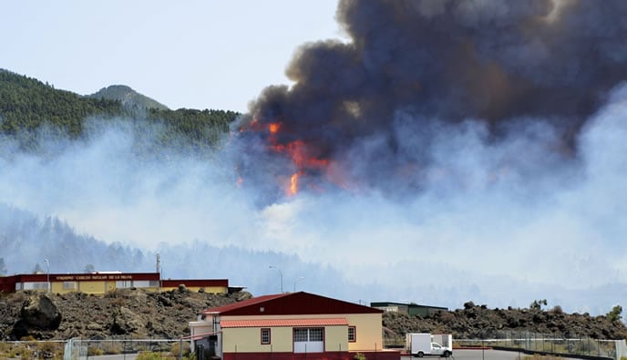 Las llamas devoraban un denso pinar en la zona de Montaña de Enrique, en el incendio declarado en el municipio palmero de El Paso, al sur de la isla