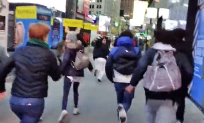 El momento en el que varias personas huyen por las explosiones de Times Square