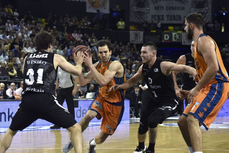 GRA455. BILBAO, 28/05/2015.- El escolta del Valencia Basket Pau Ribas (c) intenta superar la defensa del base del Dominion Bilbao Basket Raúl López (i), durante el primer partido de los &#039;playoff&#039; por el título de la Liga ACB que se disputa hoy en el Bilbao Arena. EFE/Miguel Toña