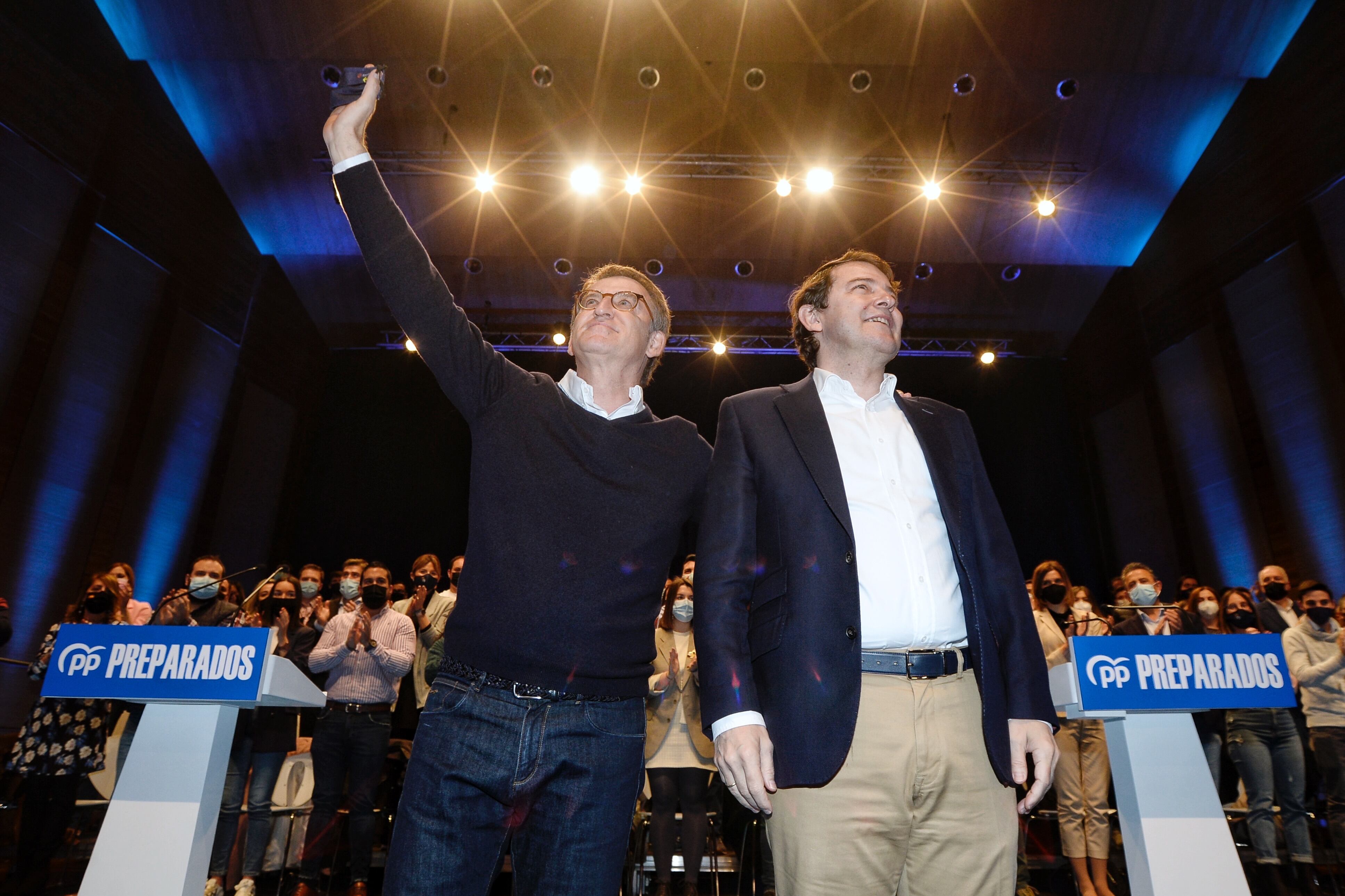 VALLADOLID.19/03/2022.- El candidato a la presidencia del Partido Popular, Alberto Núñez Feijóo (i), participa este sábado en Valladolid en un acto público junto al presidente del PPCyL, Alfonso Fernández Mañueco, de cara al congreso nacional extraordinario que tendrá lugar los días 1 y 2 de abril en Sevilla. EFE/Nacho Gallego
