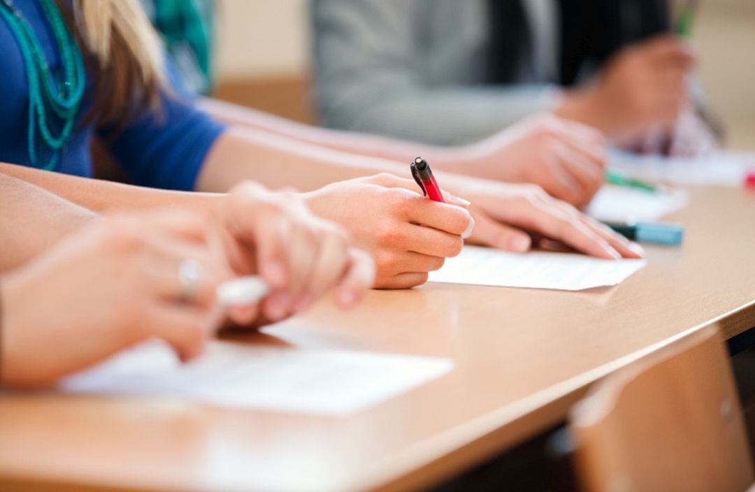 Estudiantes universitarios realizan un examen